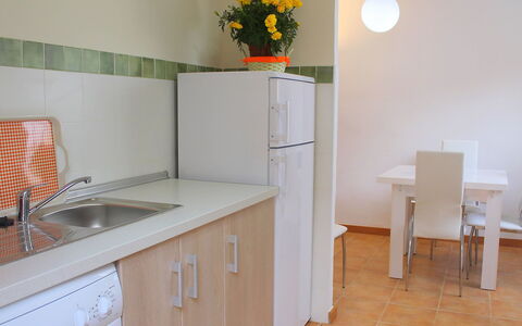 Bernia: Camera, Proprietà, Mobilia, Cucina, Pavimento, Casa, Piastrella, Costruzione, Interior Design, Controsoffitto