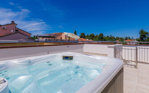 Umag 115: Cielo, Acqua, Proprietà, Costruzione, Piscina, Azzurro, Mobili Da Esterno, Shade, Nube