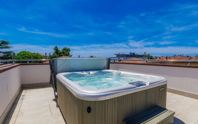 Umag 115: Acqua, Nube, Cielo, Piscina, Costruzione, Azzurro, Mobili Da Esterno, Casa, Lettino, Condominio