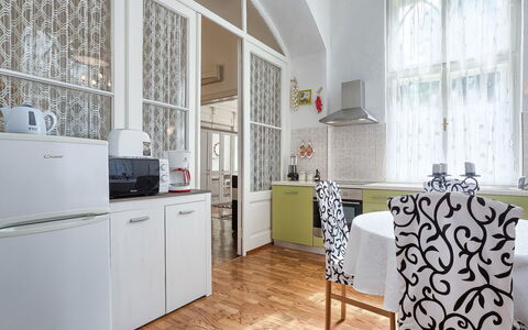 Silvia: Camera, Proprietà, Mobilia, Interior Design, Pavimento, Costruzione, Cucina, Parete, Casa, Immobiliare
