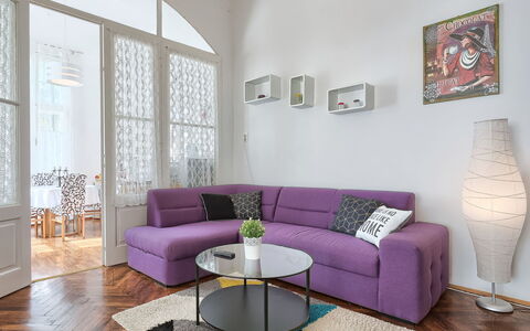 Silvia: Mobilia, Divano, Proprietà, Tavolo, Viola, Interior Design, Legna, Divano Letto, Architettura, Soggiorno