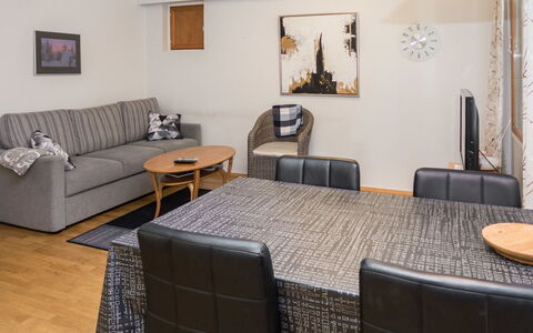Karhunvartijan Linna B11: Mobilia, Interior Design, Pavimentazione, Pavimento, Divano, Legna, Camera, Tavolo, Soggiorno, Appartamento