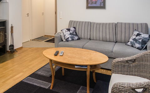 Karhunvartijan Linna B11: Mobilia, Interior Design, Pavimentazione, Pavimento, Legna, Divano, Camera, Soggiorno, Tavolo, Appartamento