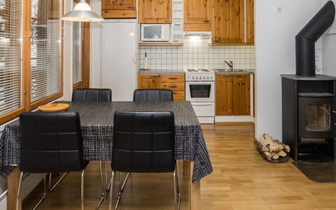 Karhunvartijan Linna B11: Mobilia, Legna, Interior Design, Pavimentazione, Soffitto, Pavimento, Camera, Illuminazione, Sedia, Tavolo