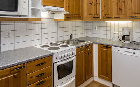 Karhunvartijan Linna B11: Cucina, Controsoffitto, Cabinetry, Elettrodomestico Da Cucina, Legna, Apparecchio Major, Pavimentazione, Interior Design, Lavello, Pavimento