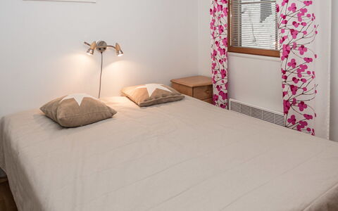 Karhunvartijan Linna B11: Mobilia, Interior Design, Letto, Camera Da Letto, Parete, Pavimento, Lenzuolo, Legna, Pavimentazione, Biancheria
