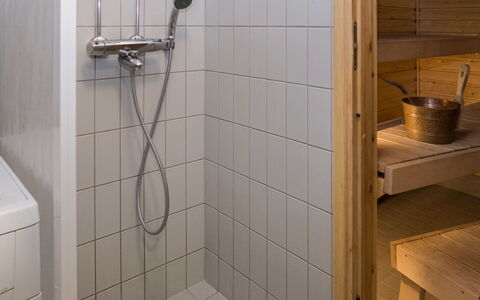 Karhunvartijan Linna B11: Pavimentazione, Legna, Pavimento, Interior Design, Idraulico Fixture, Bagno, Idraulico, Piastrella, Soffione Doccia, Camera