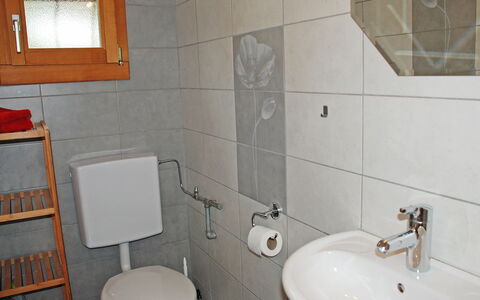 Chalet de la Vue des Alpes: Bagno, Proprietà, Lavandino Del Bagno, Rubinetto, Piastrella, Camera, Parete, Idraulico Fixture, Toilet Seat, Bagno Accessorio