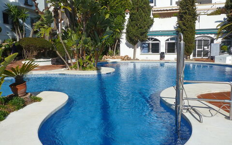 Benalmádena Costa 121: Acqua, Pianta, Proprietà, Costruzione, Finestra, Azzurro, Piscina, Illuminazione, Architettura, Albero