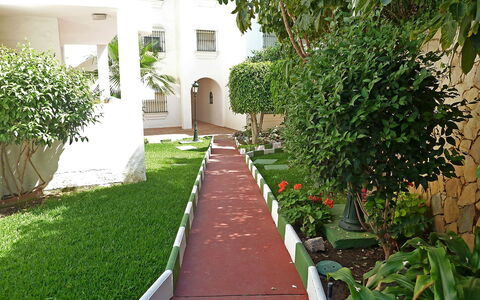 Benalmádena Costa 121: Proprietà, Passerella, Erba, Cortile, Giardino, Immobiliare, Pianta, Arbusto, Landscaping, Graminacee