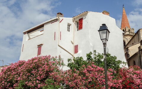 La Cadièrienne: Cielo, Fiore, Nube, Pianta, Costruzione, Finestra, Casa, Street Luce, Facciata, Tetto