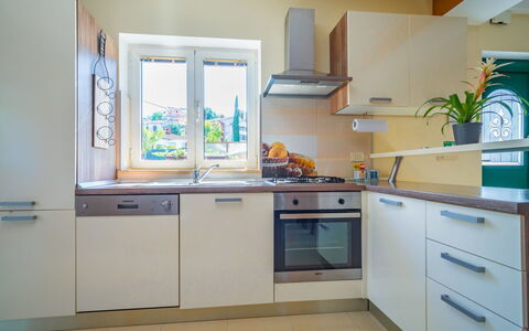 Sandra: Lavandino Della Cucina, Cabinetry, Controsoffitto, Proprietà, Elettrodomestico Da Cucina, Lavello, Elettrodomestico, Cucina, Cucina Stufa, Costruzione