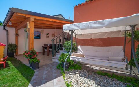 Sandra: Pianta, Cielo, Proprietà, Shade, Costruzione, Architettura, Erba, Lotto, Zona Residenziale, Paesaggio