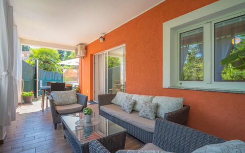 Sandra: Pianta, Divano, Mobilia, Proprietà, Finestra, Azzurro, Pianta Della Casa, Interior Design, Shade, Soggiorno