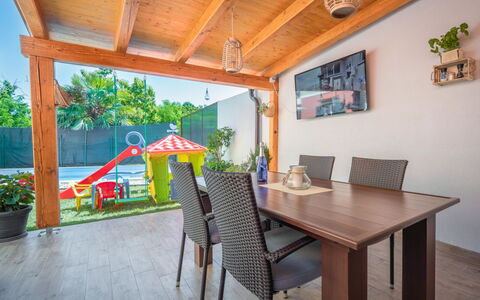 Sandra: Tavolo, Mobilia, Pianta, Sedia, Pianta Della Casa, Vaso Di Fiori, Legna, Portico, Interior Design, Costruzione