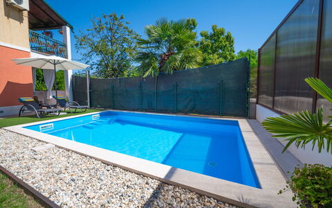 Sandra: Pianta, Acqua, Cielo, Piscina, Costruzione, Azzurro, Shade, Albero, Finestra, Rettangolo