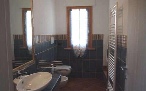 Villa Dei Cipressi: Camera, Bagno, Proprietà, Pavimento, Costruzione, Piastrella, Immobiliare, Casa, Architettura, Interior Design