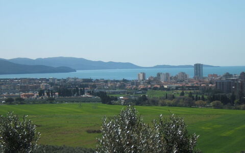 Villa Dei Cipressi: Cielo, Orizzonte, Giorno, Fenomeno Atmosferico, Città, Insediamento Umano, Plain, Erba, Albero, Collina