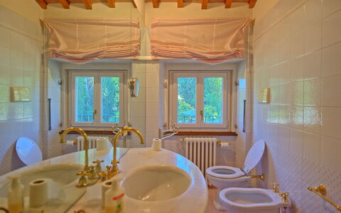 Villa Camaiore: Camera, Proprietà, Bagno, Interior Design, Costruzione, Casa, Immobiliare, Pavimento, Mobilia, Architettura