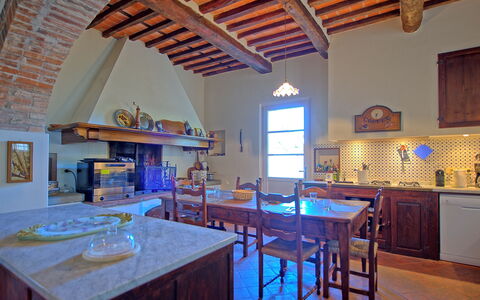 Villa Camaiore: Camera, Proprietà, Costruzione, Mobilia, Cucina, Interior Design, Casa, Immobiliare, Controsoffitto, Soffitto