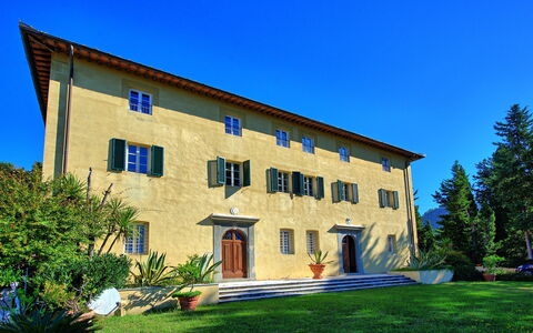 Villa Camaiore: Proprietà, Casa, Casa, Costruzione, Immobiliare, Zona Residenziale, Architettura, Estate, Cielo, Facciata
