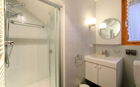 Biquinou: Bagno, Camera, Proprietà, Interior Design, Idraulico Fixture, Piastrella, Immobiliare, Costruzione, Pavimento, Bagno Accessorio