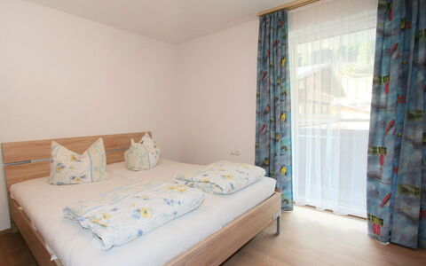See 175: Camera Da Letto, Letto, Camera, Proprietà, Mobilia, Lenzuolo, Parete, Telaio Del Letto, Interior Design, Materasso