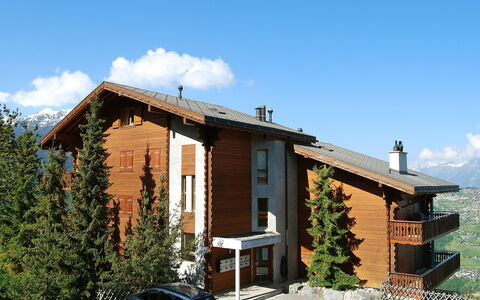 Les Cretes Ii: Cielo, Costruzione, Nube, Pianta, Finestra, Auto, Albero, Casa, Veicolo, Villetta