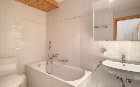 Les Cretes Ii: Specchio, Rubinetto, Idraulico Fixture, Proprietà, Bianca, Bagno, Lavello, Vasca Da Bagno, Lavandino Del Bagno, Illuminazione