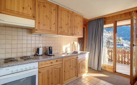 Les Cretes Ii: Controsoffitto, Cabinetry, Proprietà, Mobilia, Costruzione, Lavello, Lavandino Della Cucina, Legna, Cucina, Rubinetto