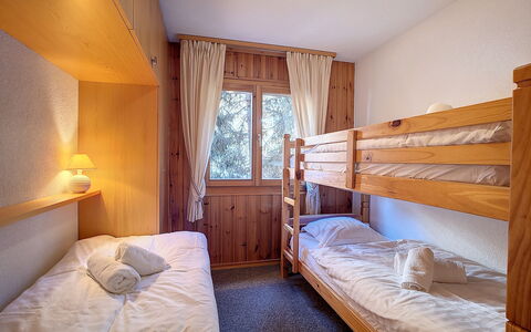 Les Cretes Ii: Mobilia, Proprietà, Comfort, Costruzione, Azzurro, Telaio Del Letto, Letto, Tessile, Interior Design, Legna