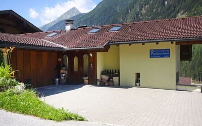Neustift im Stubaital 410: Pianta, Costruzione, Proprietà, Nube, Cielo, Casa, Montagna, Porta, Architettura, Finestra