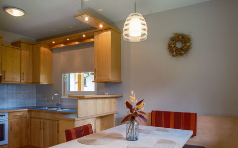 Margret: Lavandino Della Cucina, Cabinetry, Proprietà, Mobilia, Lavello, Rubinetto, Controsoffitto, Tavolo, Legna, Illuminazione