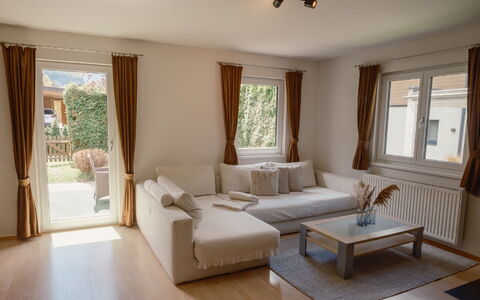 Margret: Mobilia, Finestra, Pianta, Legna, Comfort, Shade, Costruzione, Interior Design, Pavimento, Pavimentazione