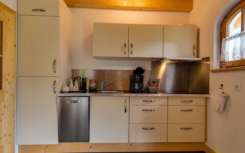 Carla: Cabinetry, Rubinetto, Lavandino Della Cucina, Proprietà, Lavello, Controsoffitto, Mobilia, Elettrodomestico Da Cucina, Finestra, Cucina