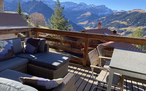 Chalet Weitblick: Legna, Mobilia, Catena Montuosa, Mobili Da Esterno, Sedia, Portico, Color Legno, Latifoglie, Deck, Balcone