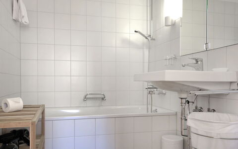Chesa Lej: Idraulico Fixture, Lavello, Costruzione, Bianca, Cabinetry, Rubinetto, Bagno, Pavimento, Rettangolo