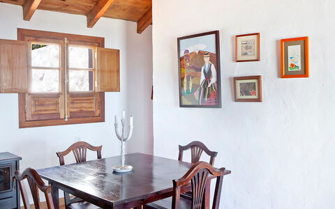 De Aitana: Tavolo, Mobilia, Proprietà, Costruzione, Cornice, Sedia, Legna, Interior Design, Pavimento, Finestra