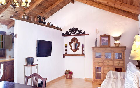 De Aitana: Proprietà, Mobilia, Cornice, Blu, Legna, Interior Design, Illuminazione, Tavolo, Pavimento, Giallo