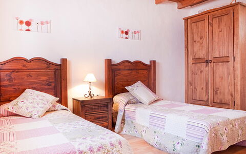 De Aitana: Mobilia, Costruzione, Comfort, Telaio Del Letto, Legna, Tessile, Architettura, Interior Design, Letto, Pavimento