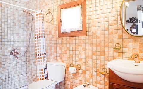De Aitana: Marrone, Specchio, Idraulico Fixture, Lavello, Proprietà, Rubinetto, Lavandino Del Bagno, Bagno, Viola, Interior Design