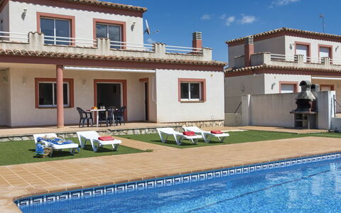 Villa Malva Ii: Acqua, Cielo, Proprietà, Costruzione, Finestra, Piscina, Azzurro, Blu, Nube, Pianta