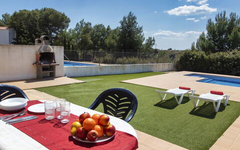 Villa Malva Ii: Tavolo, Cielo, Mobilia, Nube, Tavola, Tavolo Esterno, Sedia, Pianta, Tavolo Da Picnic, Albero