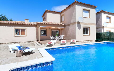 Villa Mimosa i: Acqua, Cielo, Proprietà, Pianta, Costruzione, Piscina, Blu, Azzurro, Finestra, Mobili Da Esterno