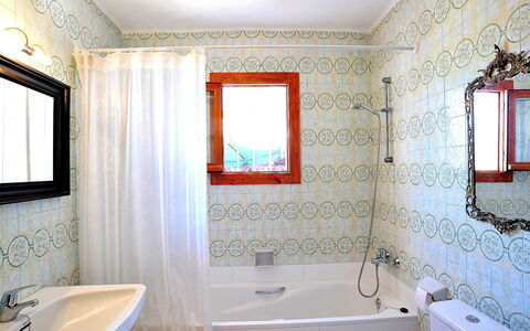 Flova: Rubinetto, Vasca Da Bagno, Idraulico Fixture, Proprietà, Finestra, Costruzione, Bagno, Viola, Lavello, Blu