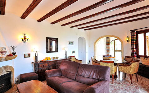 Flova: Mobilia, Proprietà, Divano, Cornice, Finestra, Legna, Tavolo, Illuminazione, Architettura, Costruzione