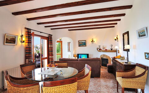Flova: Tavolo, Mobilia, Proprietà, Cornice, Decorazione, Sedia, Interior Design, Legna, Architettura, Pavimento
