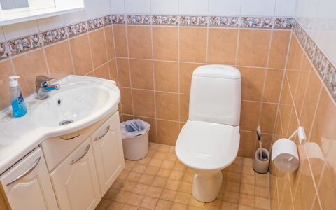 Kaukonraitti 4 C 2: Toilet Seat, Bagno, Gabinetto, Idraulico Fixture, Pavimentazione, Lavello, Lavandino Del Bagno, Pavimento, Interior Design, Rubinetto