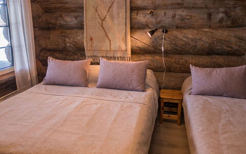 Harjula: Camera Da Letto, Legna, Letto, Lenzuolo, Bedding, Mobilia, Pavimento, Pavimentazione, Biancheria, Telaio Del Letto