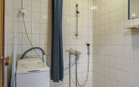 Saariselän Väärtin Kammi 2: Idraulico Fixture, Pavimentazione, Bagno, Pavimento, Idraulico, Doccia, Soffione Doccia, Rubinetto, Interior Design, Lavello